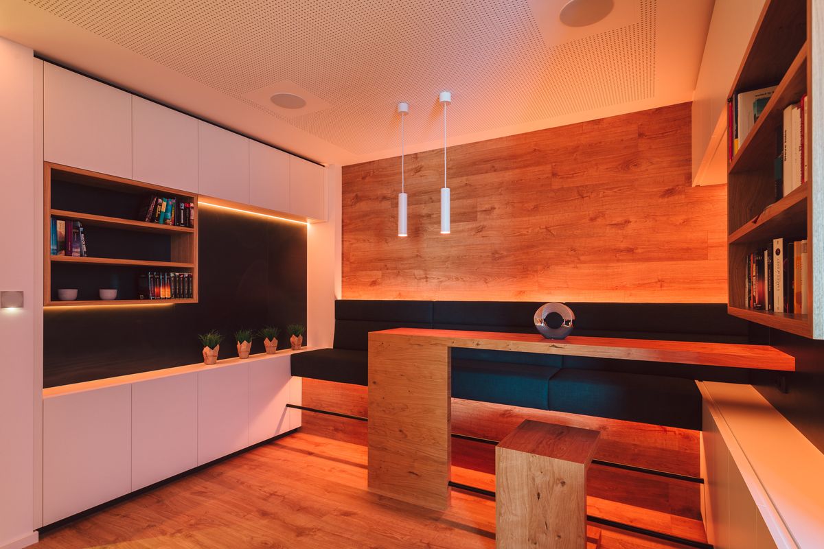Warm houten interieur van een vakantiewoning