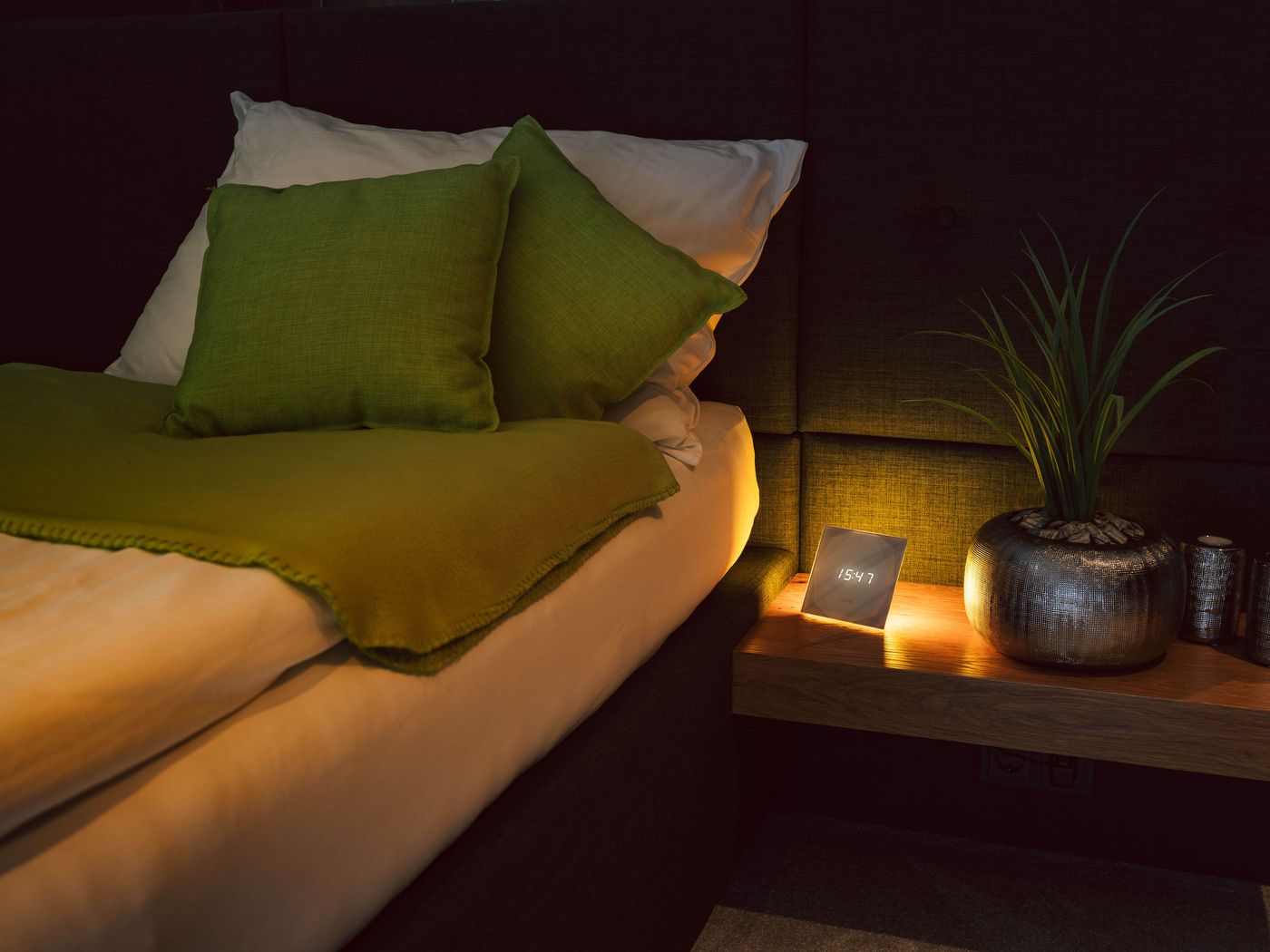 Slaapkamer met warme verlichting bij aankomst